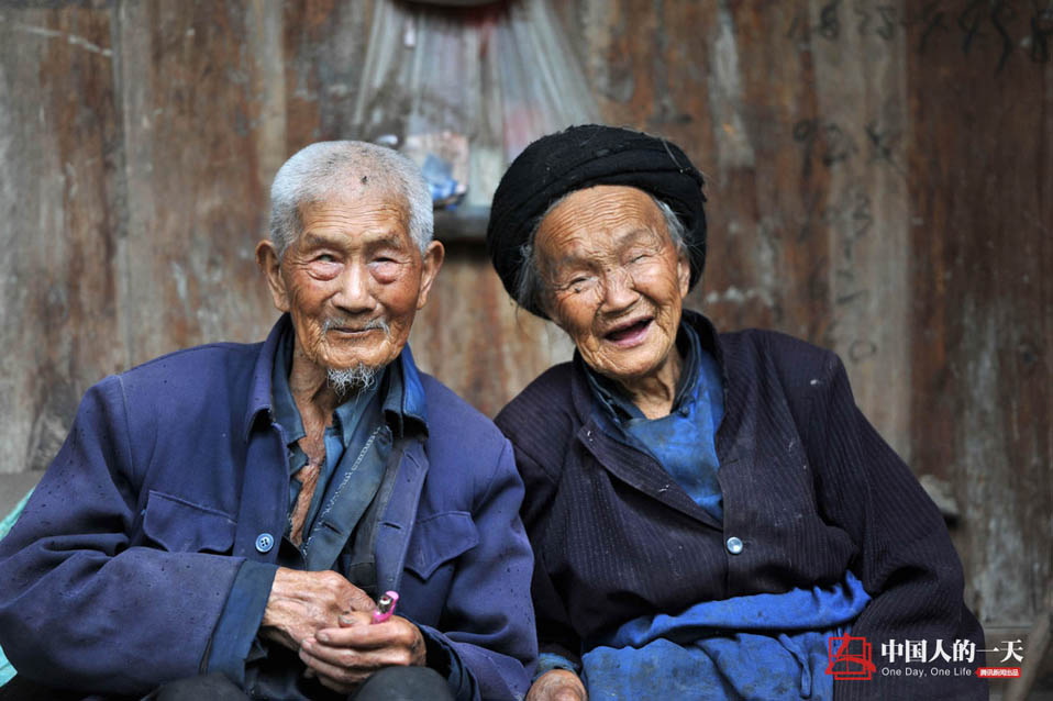 兩老把生命中一切最美好的時光都給了對方。世間什么都將老去，只有真愛永遠年輕，當歲月幻化風霜雨露，惟有白頭攜手相伴遠行……在浩淼的時間長河中，75年的婚姻也許只是彈指一揮間，唯有真摯的愛情才能永存。