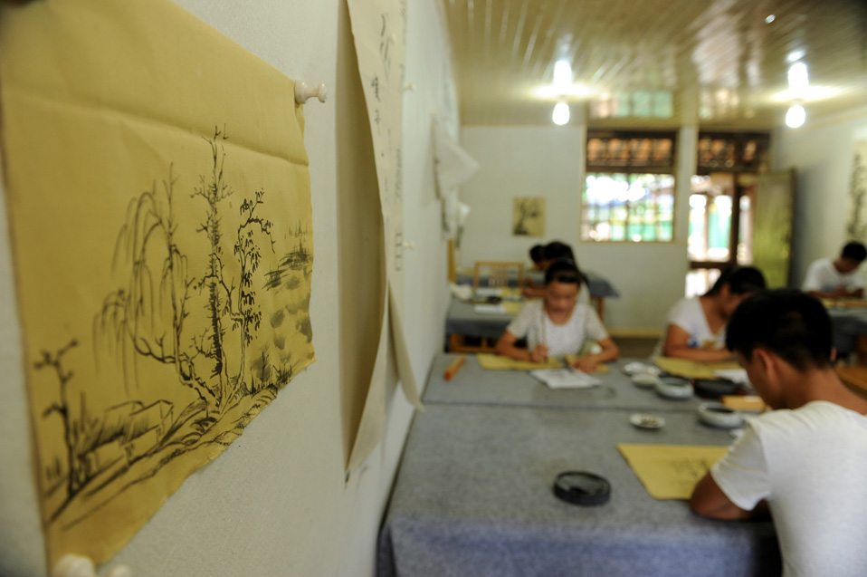 8月17日，孩子們在國學班課堂上學習水墨畫。